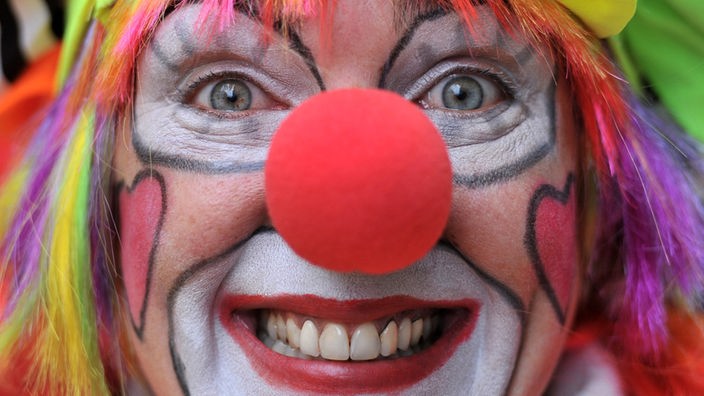 Clownin mit roter Nase lacht