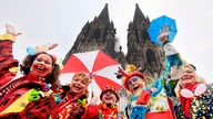 Verkleidete Karnevalisten vor dem Kölner Dom