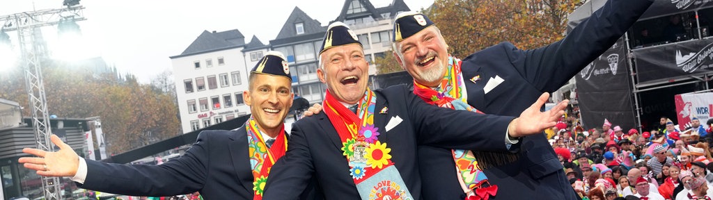 Das Kölner Dreigestirn 2025, v.l.n.r.: Rene Kloever als Prinz Rene gemeinsam mit Michael Samm als Bauer Michael und Hendrik Ermen als Jungfrau Marlis. - (Archivfoto, Sessionseröffnung, Heumarkt in Köln, 11.11.2024)