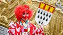 Archivfoto, 2020: Clown beim Kölner Rosenmontagszug 2020