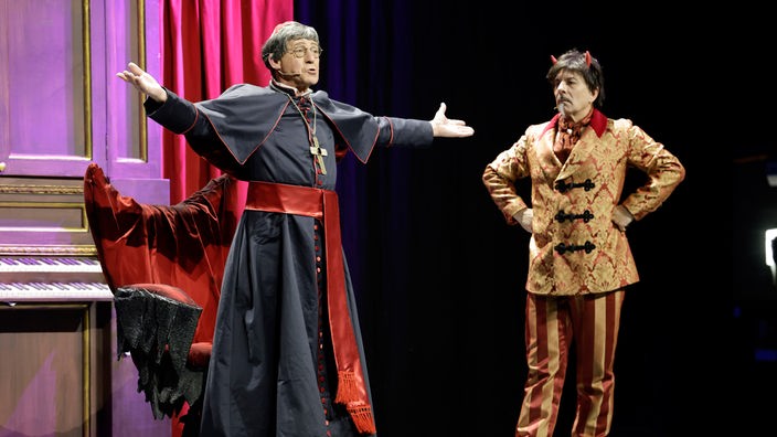 Stück "Des Teufels Kardinal": mit den Darstellern Teufel (Ozan Akhan) und Kardinal Wölki (Günter Ottemeier, links).