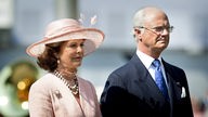 König Carl XVI. Gustaf und Königin Silvia von Schweden während der Zeremonie am Nationaldenkmal am Dam in Amsterdam