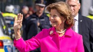 Königin Silvia eröffnet Wohnquartier für Demenzkranke und winkt den Bewohnern zu