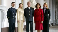 Familienfoto der schwedischen Königsfamilie: König Carl XVI. Gustaf, Königin Silvia, Kronprinzessin Victoria, Prinz Carl Philip (li.) und Prinzessin Madeleine (re.) im Stockholmer Schloss