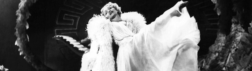 Filmszene: Marlene Dietrich 1950 in "Die rote Lola"