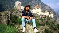 Reinhold Messner vor seinem Schloss in Südtirol