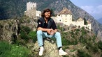 Reinhold Messner vor seinem Schloss in Südtirol