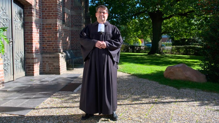 Im rheinländischen Schwanenberg ist Robin Banerjee seit 20 Jahren der Pfarrer und Organisator des Gemeinschaftslebens in seinem Dorf.