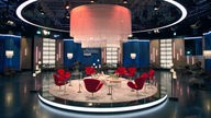 Studiokulisse "Kölner Treff" mit leeren Stühlen, Tischen, Leuchten und Mikrofonen