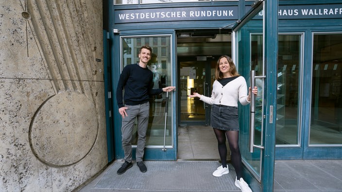Besucherführerinnen halten die Tür auf vom WDR Funkhaus am Wallrafplatz
