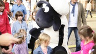 Kinder mit Schaf Shaun