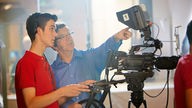 Schüler im WDR Studio Zwei bedient eine Kamera