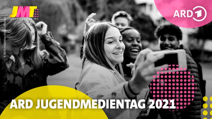Einige Jugendliche schauen gemeinsam in ein Smartphone, auf der Bildcollage sind farbige Schmuckelemente und der Schriftzug "ARD Jugendmedientag 2021" zu sehen.