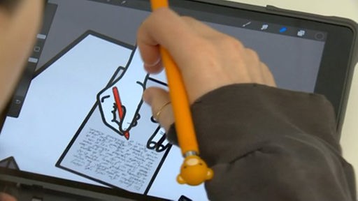 Ein Schüler arbeitet auf einem Tablet.