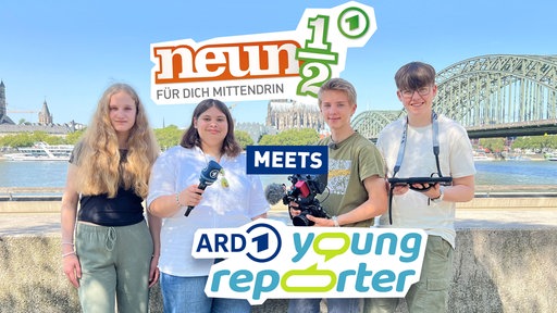 Die young reporter Charlotte, Noemi, Simon und Max stehen am Kölner Rheinufer. In der Hand halten sie Kameraequipment und ein WDR-Mikrofon.