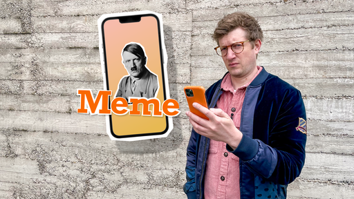 Ein Mann guckt skeptisch und hält ein Smartphone in der Hand. Links neben ihm ist eine Grafik von einem Smartphone zu sehen mit einem Bild von Adolf Hitler und darunter steht der Schriftzug "Meme".