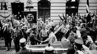 Dr. Heinric Glasmeier und Joseph Goebbels begrüßen sich, Blaskapelle spielt
