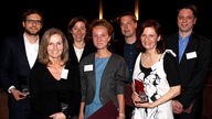 Autorin Elfie Schrader (v. l.) und WDR-Redakteurin Birgit Becker (v. r.) bei der Preisverleihung.