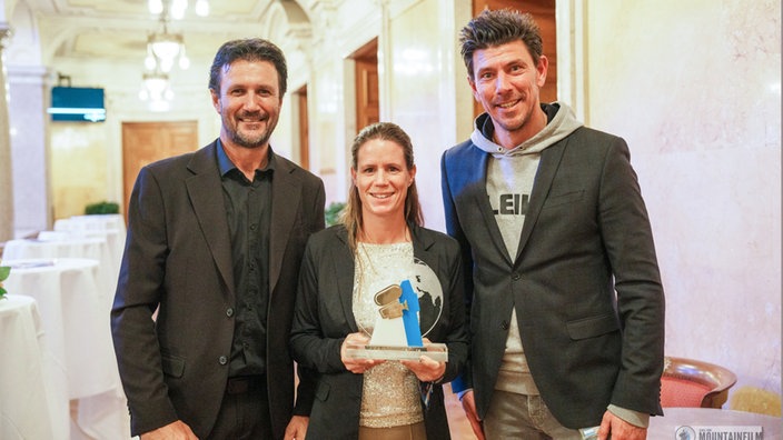 Will (l.) und Lianne Steenkamp (M.) Beim Mountainfilm Festival in Graz wurde die WDR/ORF Koproduktion "Geister der Wüste – Die Löwen der Skelettküste" (2024) gleich zwei Mal ausgezeichnet.