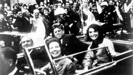 Kennedy in der offenen Limousine kurz vor dem tödlichen Anschlag auf ihn