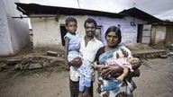 Indische Familie mit neugeborenem Mädchen