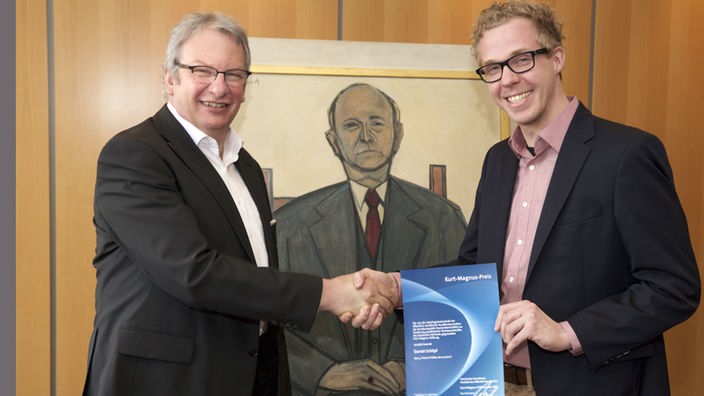 Der Jury-Vorsitzende und HR-Hörfunkdirektor Heinz Sommer gratuliert Daniel Schlipf.