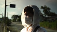 Die Filmemacherin Kyoko Miyake im Strahlenschutzanzug