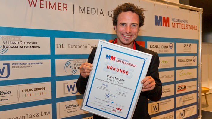 Immo Mäueler mit der Urkunde für den zweiten Platz des Medienpreises Mittelstand