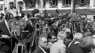 Kameramänner warten im Gedränge auf die Ankunft John F. Kennedys