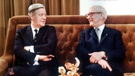 Helmut Schmidt (links) und Erich Honecker (rechts) auf einem braunen Sofa