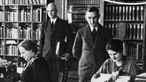 Wilhelm Tara im Archiv mit drei Mitarbeitern