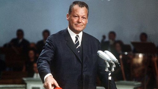 Willy Brandt drückt symbolisch einen roten Knopf