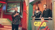 Geld oder Liebe: Moderator Jürgen von der Lippe (l) mit zwei Kandidaten im Kioskspiel.