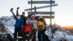 Geschafft: Anna (Anna Maria Mühe), Tom (Kostja Ullmann), Paula (Caroline Hartig) und Joschka (Simon Schwarz) mit den Bergführern Simon (Ulrich Friedrich Brandhoff) und Joseph (Bongo Mbutuma) auf dem Gipfel des Kilimandscharo-Massives.
