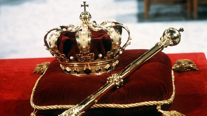 Holländische Krone und Zepter auf einem roten Samtkissen