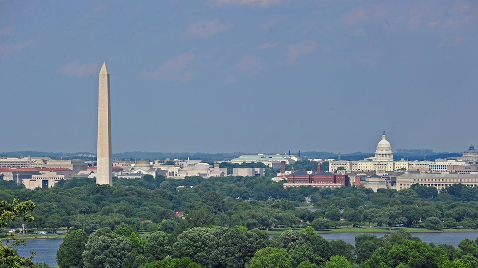 Blick auf das Washington Monument und das Kapitol in Washington D.C.