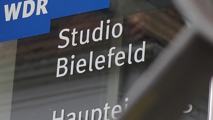 Eingangstür des WDR-Studios in Bielefeld