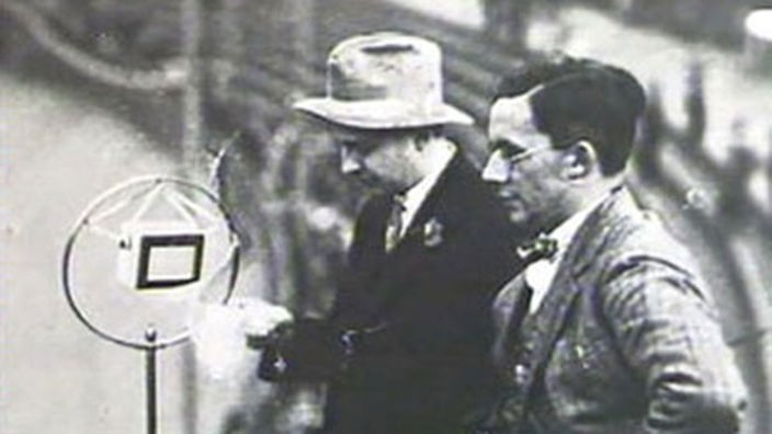 historisches WDR-Bild: zwei Männer am Mikrofon