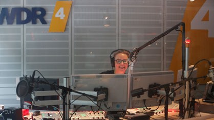 Moderatorin im WDR 4-Studio in Dortmund