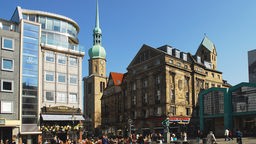 Blick auf die Fußgängerzone der Dortmunder City mit der Reynoldikirche.