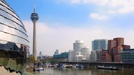 Blick auf Stadthafen und Rheinturm in Düsseldorf