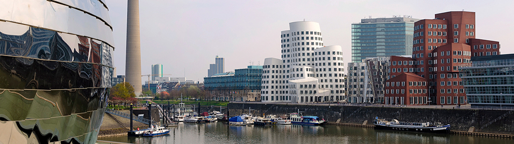 Blick auf Stadthafen und Rheinturm in Düsseldorf