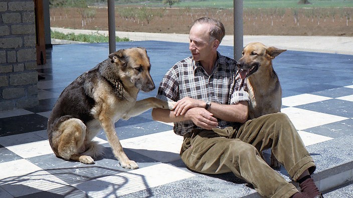 Colonia Dignidad-Gründer Paul Schäfer mit Schäferhunden