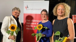 Bei der Preisverleihung in Essen (v.l.): Friederike Sittler (Vorsitzende des Journalistinnenbundes), Chloé Fairweather (Regisseurin) und Jutta Krug (WDR Redaktion) 
