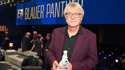 Kristian Kähler mit der Auszeichnung "Blauer Panther" in München am 25. Oktober 2023.