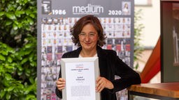 Isabel Schayani mit der Urkunde "Politikjournalilstin des Jahres"