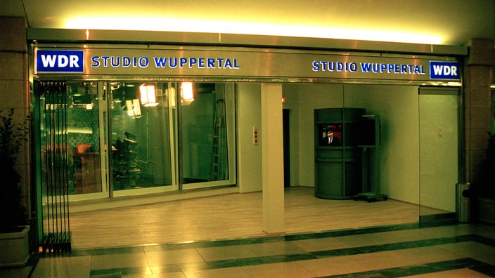 Eingang zum gläsernen Studio in der Rathaus-Galerie: bei der Sendung konnten Passanten durch die Scheibe live dabei sein.