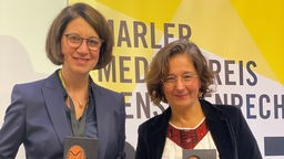 Jana Magdanz (li.) und Isabel Schayani (re.) wurden mit dem Marler Medienpreis Menschenrechte von Amnesty International ausgezeichnet.