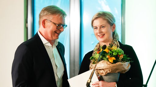 Die Preisträgerin des Medienpreis BVKJ in der Kategorie "Fernsehen" Astrid Schult mit BVKJ-Präsident Dr. Michael Hubmann.