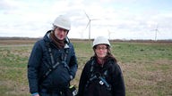 Robert und Elanor Kluttig im EuroWindPark. Die Windenergie ist ein wichtiger Teil der Energiewende.
